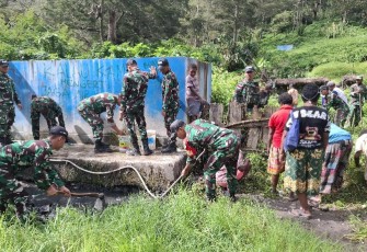 Babinsa Koramil 1715-03/Kurima Bantu Warga Kampung Polimo dalam Kegiatan Kebersihan dan Perbaikan Saluran Air