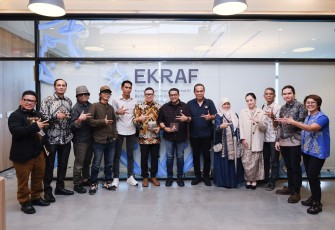 Menteri Ekonomi Kreatif (Ekraf), Teuku Riefky Harsya, menerima kunjungan dari tim Festival Nyanyian Anak Negeri (FNAN) di Gedung Autograph Tower, Thamrin Nine, Jakarta, Rabu, 18 Juni 2025