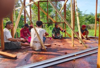 Babinsa Koramil 1710-06/Agimuga Laksanakan Komsos Untuk Mengetahui Situasi di Wilayah Binaan