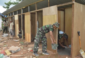 Prajurit Korem 023/KS Bangun Fasilitas MCK Darurat untuk Masyarakat Terdampak Bencana