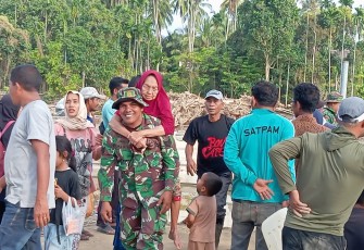 Babinsa Kodim Bireuen Gendong Lansia Lintasi Material Banjir