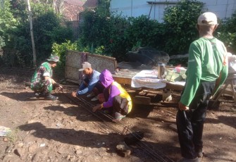 Babinsa Kodim Ponorogo Bantu Rehab Rumah Warga