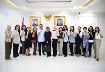 Deputi Pembudayaan Olahraga Kementerian Pemuda dan Olahraga (Kemenpora), Sri Wahyuni, menerima audiensi dari pegiat pilates dan yoga di Kemenpora, Jakarta, Rabu (18/6).