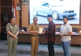 Sekda Karanganyar, Timotius Suryadi, menerima cendera mata dari Ketua Komisi 1 DPRD Batang, Kukuh Fajar Romadhon saat kunjungan kerja di Karanganyar, Senin (8/9/2025)