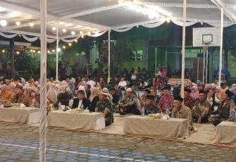  Danramil 0801/11 Donorojo Lettu Caj Sutardi hadir pada acara pagelaran wayang kulit dalam rangka turut memeriahkan rangkaian HUT ke 42 SMP N 1 Donorojo, bertempat di Halaman SMPN 1 Donorojo, Kecamatan Donorojo, Pada Minggu (6/7/2025)