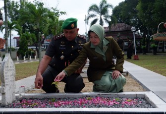 Dandim Pacitan Pimpin Upacara Ziarah dan Tabur Bunga