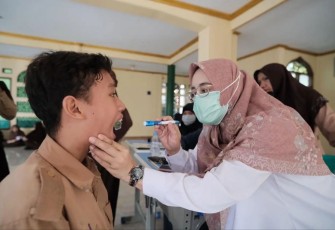 Ilustrasi pemeriksaan gigi dan mulut pada siswa di Kota Depok 