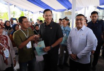 Wamen ATR/Waka BPN bersama Menteri Koordinator Bidang Infrastruktur dan Pembangunan Kewilayahan, Agus Harimurti Yudhoyono (AHY), menyerahkan 14 sertipikat tanah wakaf