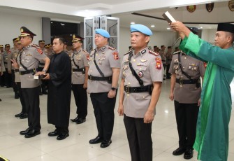 Kapolda Kalbar Irjen. Pol. Pipit Rismanto S.I.K, M.H. memimpin upacara serah terima jabatan (sertijab) sejumlah pejabat di lingkungan Polda Kalbar pada hari Selasa 14 Januari 2025