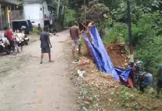 Babinsa Koramil 0801/08 Tulakan Bantu Pasang Terpal