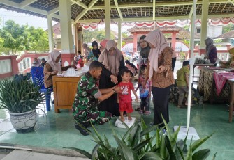 Babinsa Desa Kepet Bersama Bidan dan Ibu-Ibu PKK Dampingi Kegiatan Posyandu 