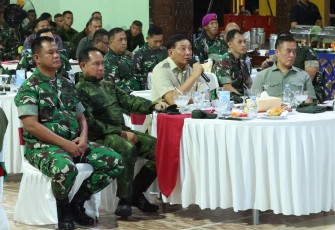 Menteri Pertahanan RI Sjafrie Sjamsoeddin, didampingi Panglima TNI Jenderal TNI Agus Subiyanto dan Wakil Kepala Staf Angkatan Darat (Wakasad) Letjen TNI Tandyo Budi R., merayakan malam pergantian tahun bersama ribuan prajurit TNI yang bertugas di Papua