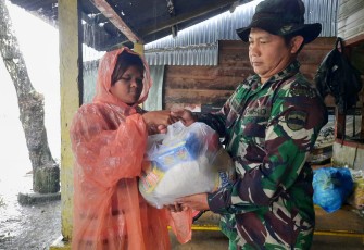 Satgas Bencana Korem 023/KS berhasil Tembus Desa Terisolir Bonan Dolok Pasca Bencana Salurkan Bantuan 