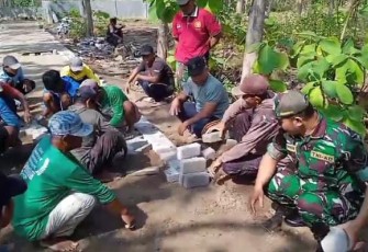 Babinsa Kodim Ponorogo Kerja Bakti Pasang Paving di Jalan Makam