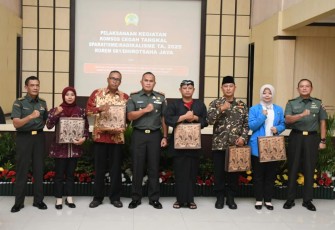 Danrem 081/DSJ Kolonel Arm Untoro Hariyanto pada kegiatan Komsos Cegah Tangkal Radikalisme/Separatisme di Aula Jenderal Sudirman, Makorem, Jl. Pahlawan No. 50 Kota Madiun, Rabu (10/12/2025)