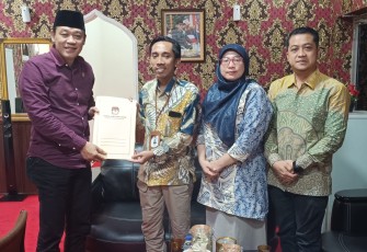 Ketua KPU Karanganyar Daryono menyerahkan berkas usulan pelantikan pasangan Bupati dan Wakil Bupati Karanganyar terpilih, Rober Christanto dan Adhe Eliana, kepada Ketua DPRD Karanganyar Bagus Selo, Jumat (10/1/2025).