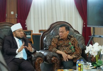 Gubernur Bengkulu Helmi Hasan menerima kunjungan kerja Kepala Pengadilan Tinggi (KPT) Bengkulu yang baru, Arifin, di ruang kerja Gubernur, Kamis (12/6/2025)/Foto : MC