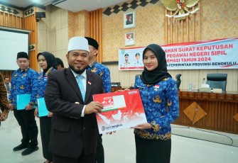 Gubernur Helmi Hasan Serahkan 165 SK CPNS Pemprov Bengkulu /Foto : MC