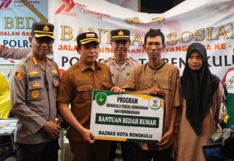 Kepolisian Resort Kota Bengkulu (Polresta Bengkulu) bersama Pemerintah Kota Bengkulu terus menunjukkan kepedulian sosial dengan menjalankan program bedah rumah bagi warga kurang mampu /Foto : MC