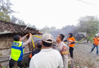 Anggota Polsek Cepu Polres Blora sedang memasang garis polisi di lokasi kejadian di rumah Sukir warga dukuh Nglebok kelurahan Tambakromo kecamatan Cepu kabupaten Blora.