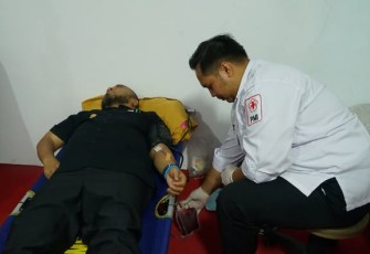 Gubernur Bengkulu, Helmi Hasan Saat Melakukan Donor Darah 