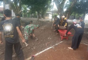 Babinsa Koramil 0803-10/Pilangkenceng Laksanakan Kerja Bakti Bersama Warga