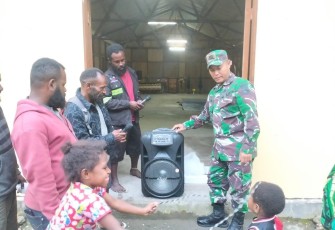 Danramil 1710-04/Tembagapura Berikan Bantuan Speaker Ke Gereja
