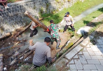 Babinsa Koramil 0801/01 Pacits Bersihkan Saluran Air Sungai