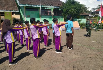 Babinsa Koramil Sine Berikan Pelatihan PBB dan Kepramukaan