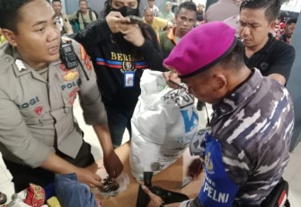 Prajurit Marinir saat berhasil Gagalkan Upaya Penyelundupan Senpi Ilegal di Pelabuhan Ambon