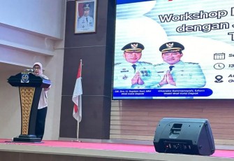 Pj Sekda Kota Depok Nina Suzana saat membuka Kegiatan Pertemuan Kemitraan Bidang Kesehatan di Aula Lantai 10 Gedung Balai Kota Depok, Selasa (25/02/25).