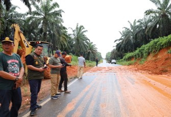 Sekretaris Daerah Kabupaten Bintan Ronny Kartika menghimbau bagi seluruh warga yang akan melintasi jalan Lintas Timur (Lintas Barat Lanjutan) agar lebih berhati-hati