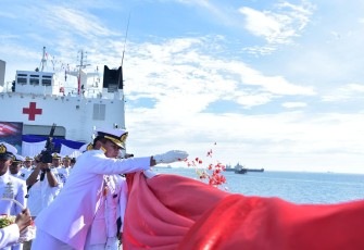 Kepala Staf Angkatan Laut (Kasal) Laksamana TNI Dr. Muhammad Ali saat memberikan sambutan usai memimpin Upacara dan Tabur Bunga dalam rangka memperingati Hari Dharma Samudera 2025 di atas KRI Radjiman Wedyodiningrat (KRI RJW)-992 yang berlayar di Perairan Teluk Jakarta. Rabu (15/01).