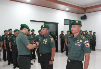 Komandan Kodim (Dandim) 0807/Tulungagung, Letnan Kolonel Kav Mohammad Nashir, S.Hub.Int, memimpin kegiatan Pisah Sambut Kepala Staf Kodim (Kasdim) Tulungagung dan Serah Terima Jabatan (Sertijab) Danramil yang berlangsung di Aula Pandu Sakti, Kodim Tulungagung, Jalan Jaksa Agung Suprapto No. 17, Kelurahan Kampungdalem, Kecamatan Tulungagung, Kabupaten Tulungagung, Jawa Timur, Rabu (15/01/2025)