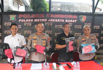 Kapolsek Tambora Polres Metro Jakarta Barat Kompol Donny agung harvida S.E., S.I.K., M.A. didampingi Kanit reskrim Iptu Sudrajat Djumantara S.Tr.K., S.I.K., M.Si. memaparkan kronologi lengkap kasus tersebut