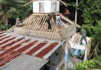 Sertu Bangkit Laksanakan Kerja Bakti Rehab Mushola