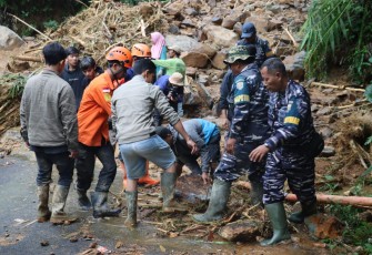 NI AL Sisir Aliran Sungai di Hari Ketiga Evakuasi Longsor di Pekalongan 