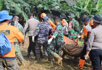 TNI AL Bersama Tim Satgas Bencana Kembali Evakuasi Dua Jenazah Korban Longsor di Pekalongan 