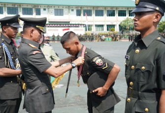  Panglima Kodam (Pangdam) IX/Udayana, Mayor Jenderal TNI Muhammad Zamroni, S.I.P., M.Sc., secara resmi menutup Pendidikan Pertama Bintara (Dikmaba) TNI AD Gelombang I Tahun Anggaran 2024