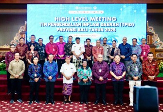 Acara High Level Meeting (HLM) TPID Provinsi Bali menjelang Hari Raya Galungan, Kuningan, Natal, dan Tahun Baru di Ruang Tirta Gangga, Kantor Perwakilan Bank Indonesia (BI) Provinsi Bali, Kota Denpasar, Jumat (14/11/2025)
