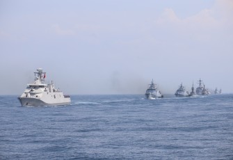 Formasi Kapal Perang di Selat Badung