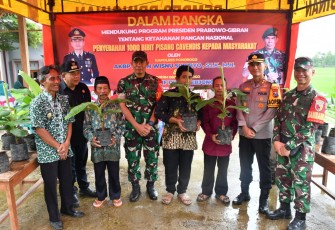 Kodim dan Polres Ponorogo saat Beri Bantuan Kepada Warga Korban Banjir dan Tanah Longsor