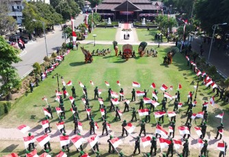 Kodim Ponorogo Kibarkan Bendera Merah Putih Secara Massal Diiringi Tarian Reog