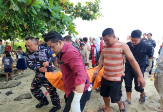 TNI AL Bersama Tim Sar Gabungan Berhasil Evakuasi Mayat Tanpa Identitas di Pantai Karangsari Labuan