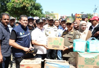 Menteri Dalam Negeri (Mendagri) Muhammad Tito Karnavian meninjau lokasi bencana banjir di Kota Lhokseumawe, Aceh, Minggu (30/11/2025)