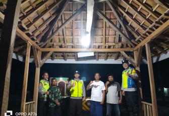 Bhabinkamtibmas Polsek Belitang III Patroli dan Sambang Warga