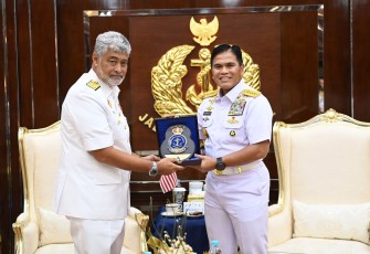 Kepala Staf Angkatan Laut (Kasal) Laksamana TNI Dr. Muhammad Ali didampingi sejumlah Pejabat Utama Mabesal menyambut kunjungan kehormatan Panglima Tentera Laut Diraja Malaysia (Panglima TLDM) Laksamana Datuk Zulhelmy bin Ithnain bertempat di Markas Besar Angkatan Laut (Mabesal), Cilangkap, Jakarta Timur. Rabu (15/01)