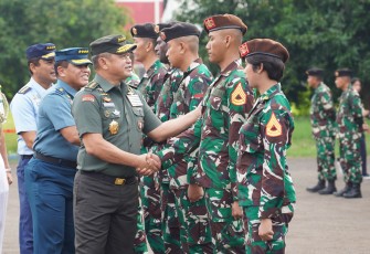 Kepala Staf Angkatan Darat (Kasad) Jenderal TNI Maruli Simanjuntak, M.Sc., menghadiri upacara pemberangkatan Kontingen Patriot Indonesia yang akan berpartisipasi dalam Parade Hari Republik India 2025 di New Delhi, India. Upacara pemberangkatan ini dipimpin oleh Menteri Pertahanan Republik Indonesia (Menhan RI) Sjafrie Sjamsoeddin, di Bandara Soekarno-Hatta, Tangerang, Banten, Kamis (16/1/2025)