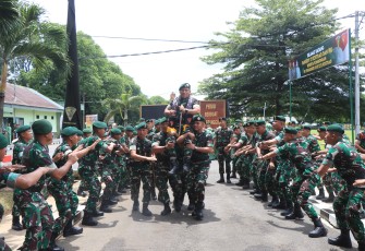 Pangdivif 2 Kostrad Mayjen TNI Susilo didampingi Ibu Ketua Persit KCK Koorcab Divif 2 PG Kostrad ibu dr. Tini Susilo beserta pengurus dan para pejabat utama Divif 2 Kostrad melaksanakan kunjungan kerja ke satuan Yonkes 2/YBH/2 Kostrad yang berlokasi di Ds. Ngijo Kec. Karangploso Kab. Malang dan satuan Yonarmed 1/AY/2/2 Kostrad yang berlokasi di Singosari, Kab. Malang, Jawa Timur, Senin (13/01/2025)