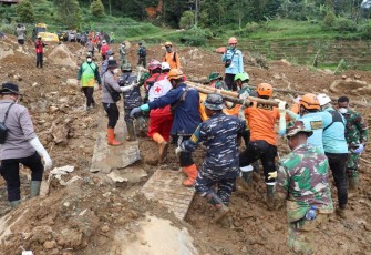 TNI AL Kembali Evakuasi Dua Korban dan Bagikan Obat-obatan Untuk Warga Terdampak Tanah Longsor di Pekalongan 